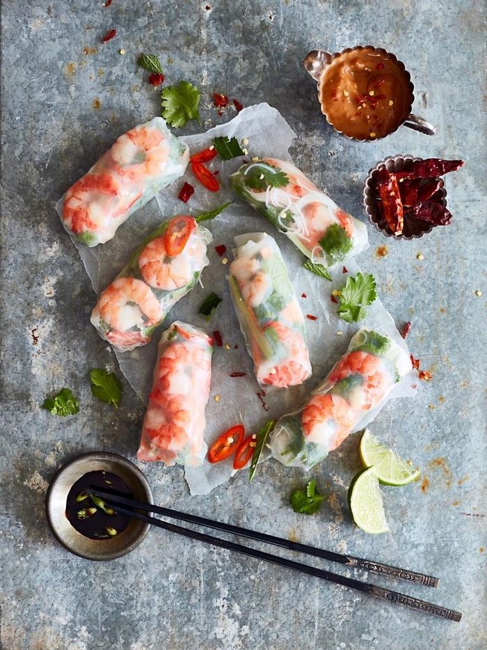 Trong bài nhận xét các món ăn Việt có mặt trên đất Australia, trang SBS viết: "Giá mà tôi có thể gọi những chiếc gỏi cuốn hấp dẫn là của riêng nước mình. Người Việt Nam hoàn toàn có quyền kiêu ngạo về món ăn này". Gỏi cuốn có mặt từ nhà hàng sang trọng, trung tâm thương mại đến quán xá vỉa hè ở xứ sở chuột túi. Ảnh: Getty.