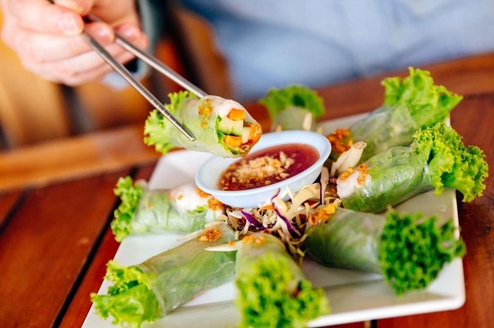 Gỏi cuốn mang hương vị đậm đà của thịt lợn, tôm, rau thơm, bún gạo… hòa quyện trong nước mắm chua cay mặn ngọt hay sốt tương sền sệt. Gordon Ramsay, bếp trưởng sở hữu đôi tay vàng với 16 sao Michelin, từng cố thử làm món bánh cuốn trong chuyến ghé thăm Mai Châu (Hòa Bình) năm 2011. Ông thừa nhận mình sẽ chỉ là gã quèn nếu sinh ra ở Việt Nam khi làm món ăn nhận thất bại nặng nề. Ảnh: Getty.