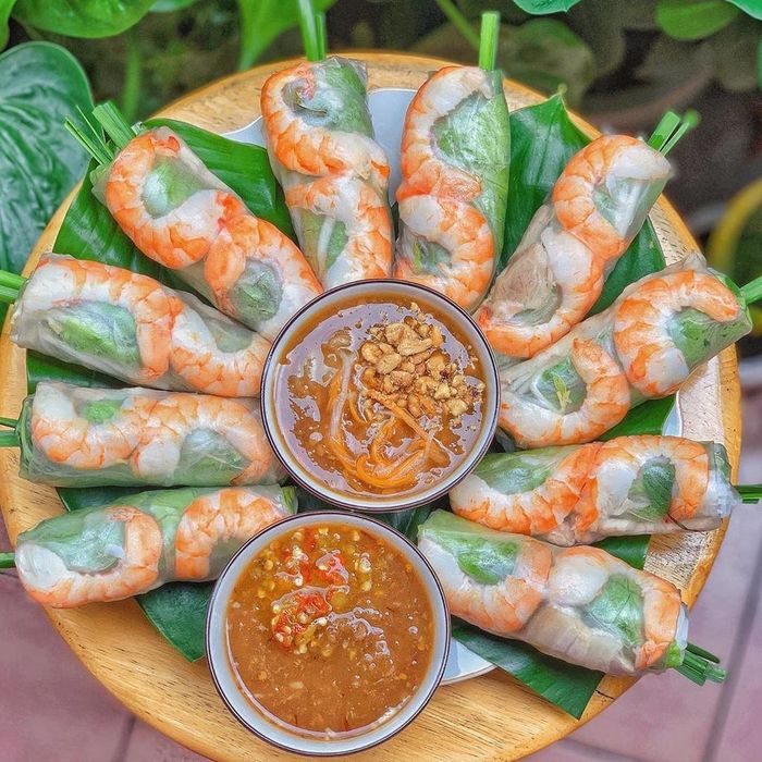 Mới đây, một diễn đàn tại Malaysia vấp phải nhiều chỉ trích của dân mạng khi đăng ảnh so sánh bánh tráng cuốn gỏi của Việt Nam với phần da bàn chân. Nhiều người cho rằng đây là hành động đùa cợt và không tôn trọng văn hóa ẩm thực Việt. Ảnh: Trangpinkyy.