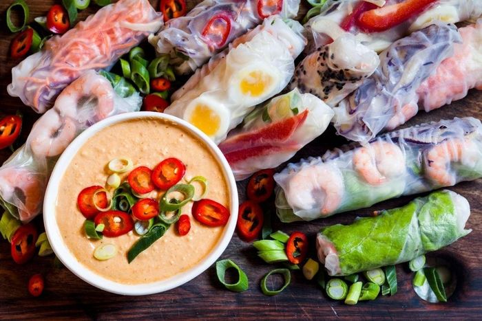 Không chỉ được thực khách Việt yêu thích, món gỏi cuốn còn được "xuất ngoại" đi khắp 4 phương, có mặt trong nhà hàng sang trọng ở Mỹ, Hàn Quốc hay Australia... Dù ở mỗi cửa hàng, quốc gia, món ăn có sự khác biệt nhất định trong nguyên liệu nhưng vẫn giữ hình dạng cuốn trụ dài, tôm bỏ đầu, lát thịt nạc mỏng đượm hồn ẩm thực Việt. Ảnh: Getty.