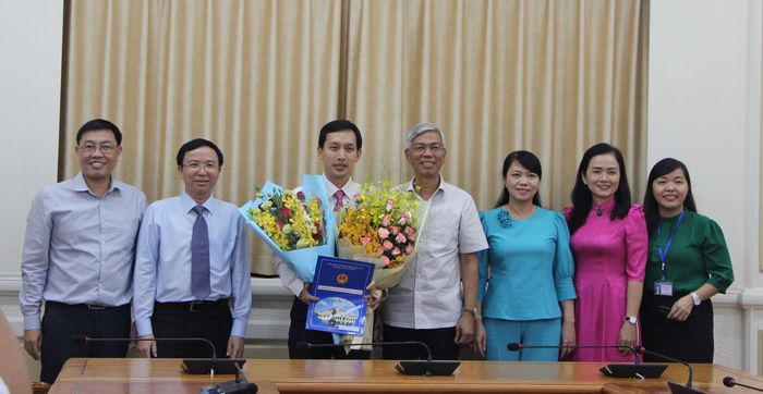 Đồng chí Vũ Anh Khoa nhận quyết định và hoa chúc mừng. Ảnh: M.HOA