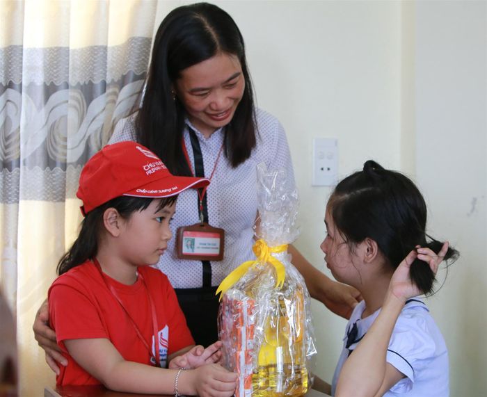 Cô và trò Hệ thống giáo dục Chu Văn An (Đồng Hới - Quảng Bình) tặng quà, động viên học sinh khuyết tật.