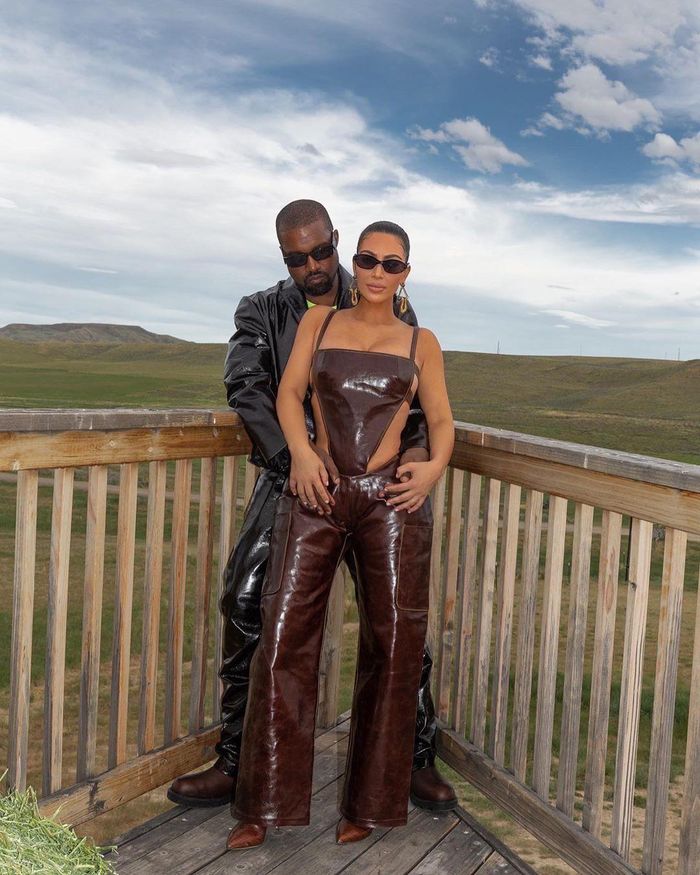 Chồng Kim - Kanye West được biết đến là một rapper thành công, thị phi nhất nhì showbiz, nổi tiếng với nhiều pha "cà khịa" các sao khác. Mới đây, giọng ca 43 tuổi tuyên bố tranh cử vị trí Tổng thống Mỹ gây xôn xao dư luận.