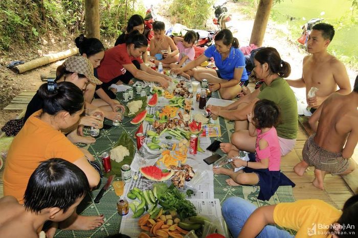 Sau khi ngâm mình trong dòng nước trong xanh, du khách sẽ được thưởng thức những món ăn mang đậm bản sắc văn hóa dân tộc Thái như: Cá nướng, gà nướng, thịt nướng, cơm lam, moọc... Ảnh: Đình Tuân