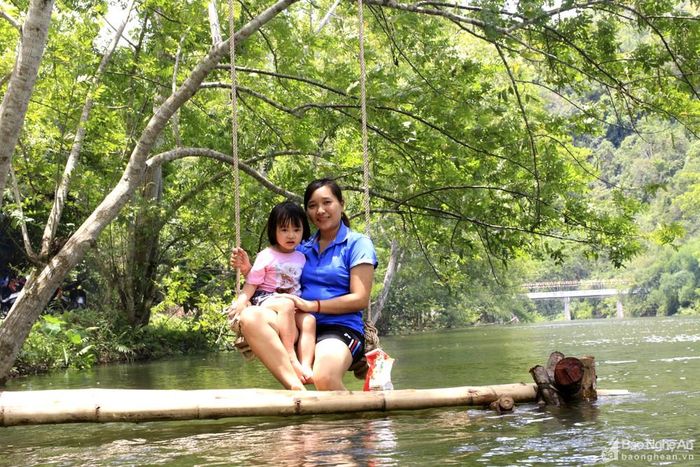 Nắm bắt được nhu cầu du khách, người dân bản địa đã lắp đặt cầu tre bắc ra khe và treo đu trên nhưng cành cây ven khe để du khách ngồi thư giãn ngắm nhìn cảnh đẹp nơi đây. Ảnh: Đình Tuân