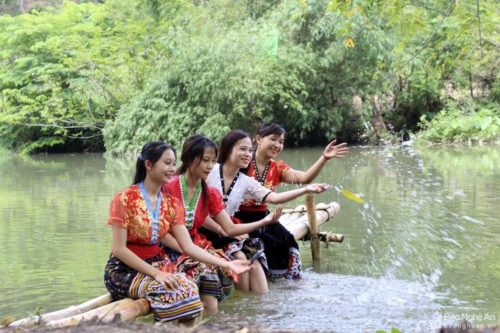 Cảnh sắc thiên nhiên rất đẹp nên đây cũng là điểm đến chụp ảnh ưa thích của nhiều du khách trong vùng. Ảnh: Đình Tuân