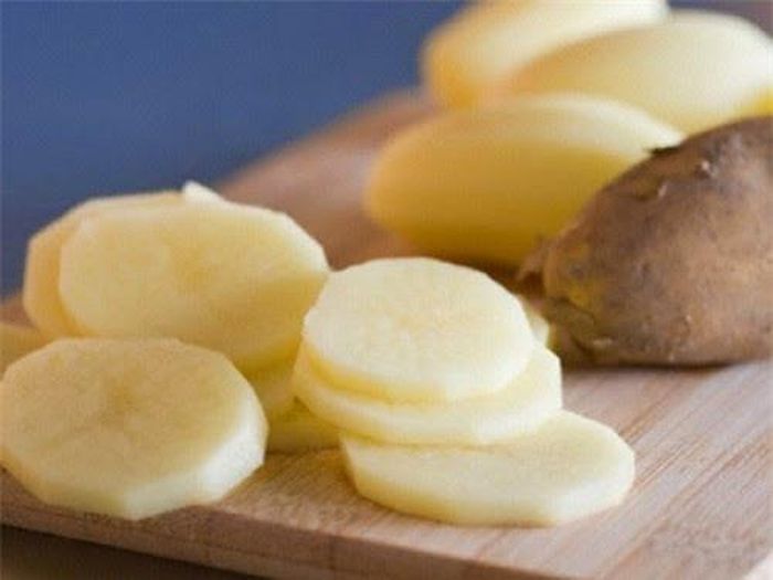 Khoai tây sống có thể giúp bạn giảm mặn hiệu quả.