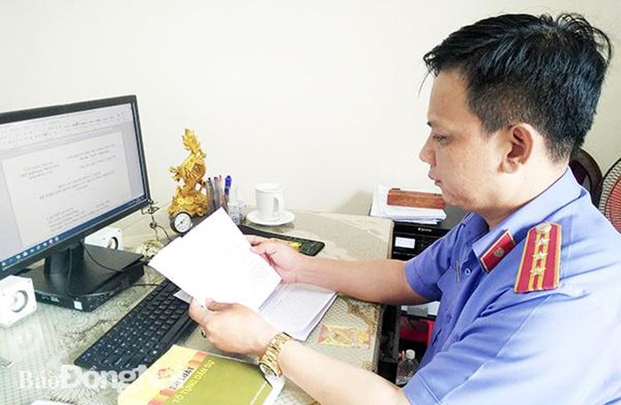 Ông La Minh Dũng, Trưởng phòng Kiểm sát việc giải quyết các vụ việc dân sự, hôn nhân và gia đình Viện KSND tỉnh nghiên cứu các quy định pháp luật để tham mưu giải quyết các hoạt động kiểm sát của ngành. Ảnh: Trần Danh
