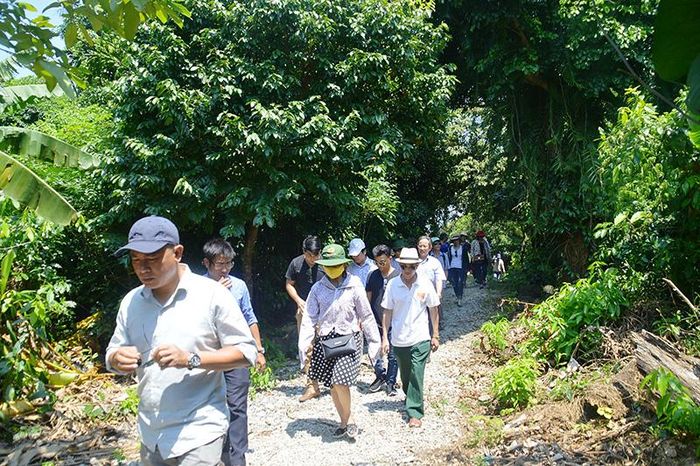  Du khách khám phá rừng nguyên sinh trên đảo Cồn Cỏ. Ảnh: ĐV 