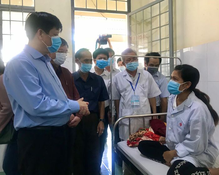 Quyền Bộ trưởng Nguyễn Thanh Long trò chuyện, động viên người mắc bệnh bạch hầu tại Trung tâm y tế huyện Đăk Đoa