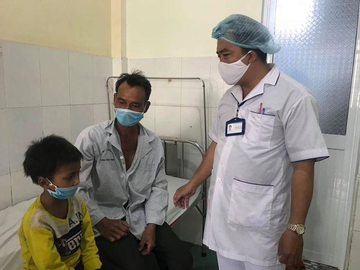 Điều dưỡng của Trung tâm y tế huyện Đắk Đoa hỏi thăm sức khỏe của bệnh nhân bạch hầu