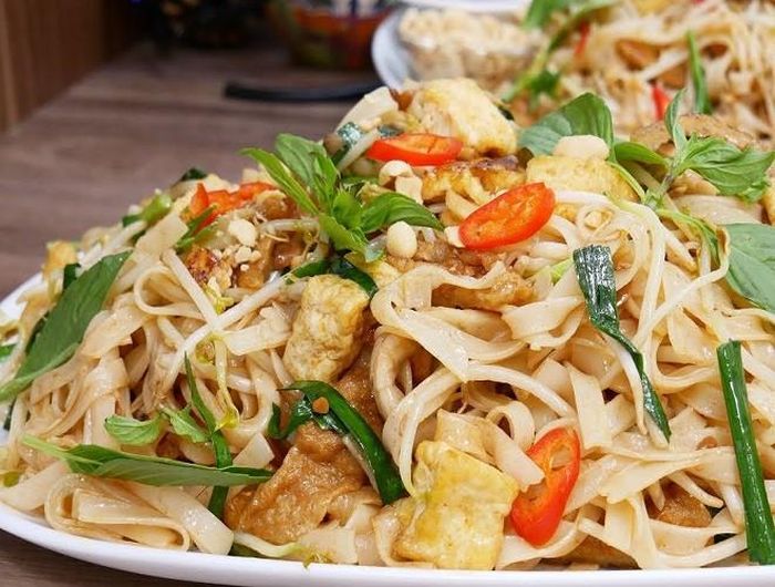  Món ăn là sự kết hợp hài hòa giữa sợi phở tươi khi xào chung với các loại thịt, rau củ, gia vị khác... Nghe có vẻ đơn giản nhưng khi thực hiện, nhiều bà nội chợ thường mắc lỗi chế biến sai khiến sợi phở bị nát, vón cục hoặc dính chảo 