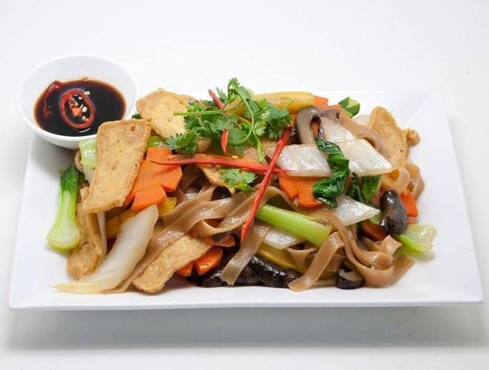  Phở xào là cái tên tiếp theo xuất hiện trong danh sách những món ngon được biến tấu từ phở. Đây là món ăn có hương vị thơm ngon lại dễ làm nên được nhiều bà nội chợ lựa chọn để làm mới mâm cơm gia đình 