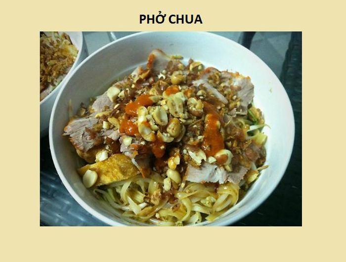  Một bát phở chua sẽ gồm bánh phở, khoai lang chiên, thịt xá xíu, thịt gà xé, hành khô, lạc rang, dưa chuột, lạp sườn... xếp lên nhau. Người bán sẽ để riêng phần nước dùng chan với phở chua ra một bát 
