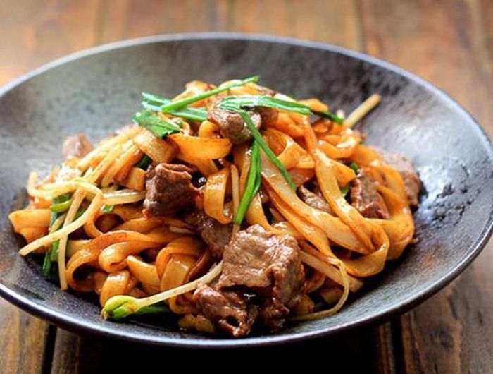  Ngoài ra, bạn nên sử dụng chảo chống dính và dùng đũa để đảo nhẹ sợi phở trong lúc xào với dầu ăn, hạn chế dùng muỗng, xẻng vì như thế rất dễ làm phở bị vón cục, dính cháo và bị nát 