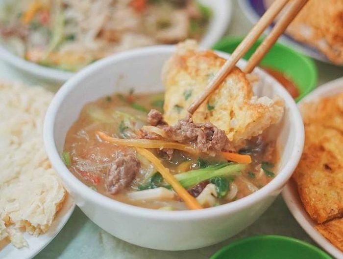 Món ăn dùng kèm nước sốt từ rau cải xào cùng một số nguyên liệu như tim cật, thịt bò... 