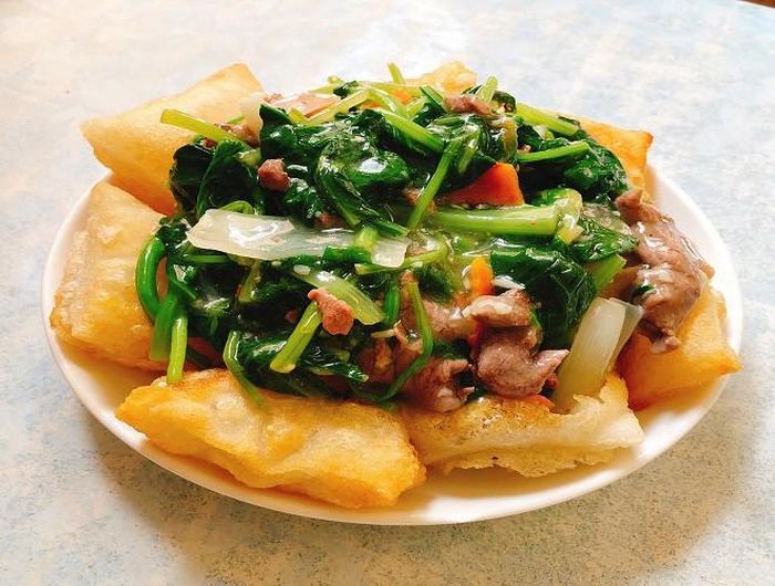  Mặc dù không phải món truyền thống nhưng phở chiên phồng vẫn được nhiều người Việt biết tới và nhiệt tình giới thiệu cho bạn bè nước ngoài thưởng thức bởi hương vị đậm đà, ngon lạ miệng 