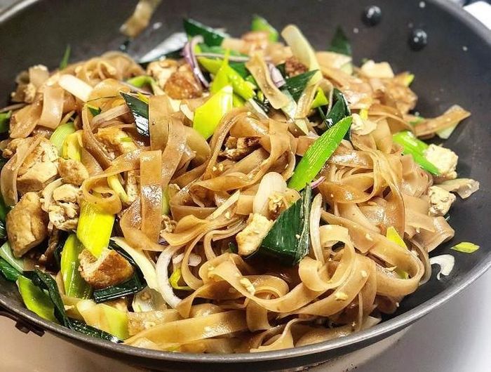  Bí quyết để có đĩa phở xào ngon không bị nát, bạn có thể dùng lá phở cuốn thái ra xào. Phở cuốn thường được tráng dày dặn hơn sợi phở thông thường nên khi dùng để xào, sợi phở sẽ không bị nát, ngoài ra còn có độ dai rất ngon 