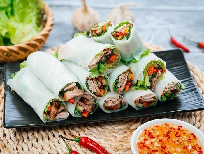  Đặc biệt, phở cuốn sẽ trọn vẹn hơn khi dùng kèm với nước chấm chua cay được làm từ nước mắm, chanh, ớt... pha theo tỷ lệ hợp lý 
