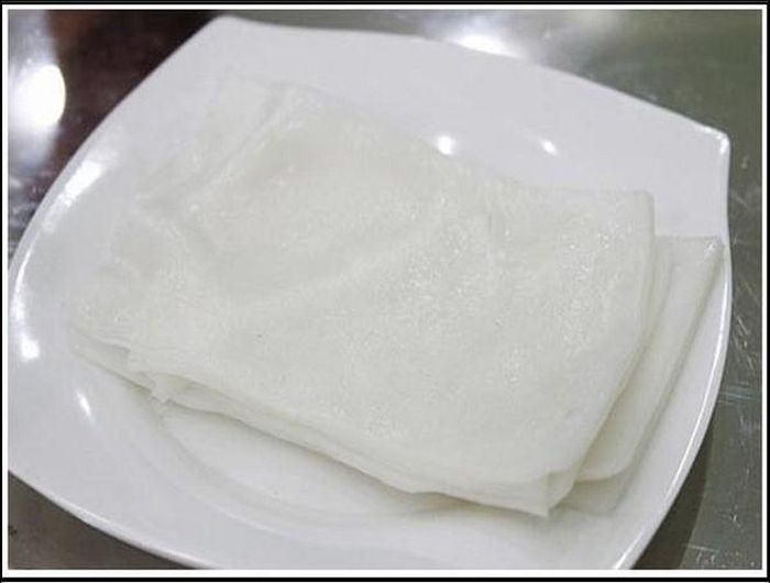  Khác biệt của món phở cuốn là bánh phở dùng khổ vuông tráng mỏng chứ không thái nhỏ thành sợi như dùng trong phở nước 