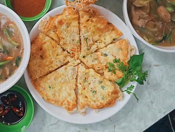  Món ăn khi hoàn thành sẽ có màu vàng bắt mắt, mùi thơm hấp dẫn. Khi ăn, bạn sẽ cảm nhận được độ giòn của sợi phở chiên và vị béo ngậy của trứng 