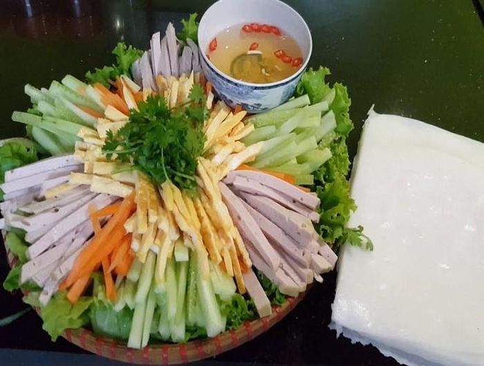  Các nguyên liệu của phở cuốn thường có thịt bò thái mỏng xào thơm với gừng tỏi hoặc giò, chả, trứng thái sợi đi kèm với các loại rau củ khác như dưa chuột, cà rốt, xà lách, mùi tàu, rau húng... 
