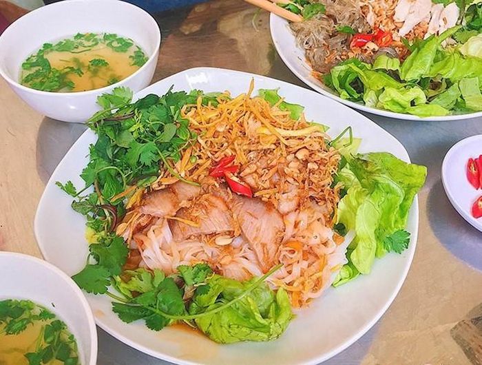  Khi ăn, thực khác sẽ tự chan hoặc trộn nước dùng vào phở để cảm nhận rõ hương vị ngậy của mỡ vịt, vị giòn, bùi của khoai, lạc đi kèm cảm giác ngậy từ thịt xá xíu kết hợp với ớt cay, dưa chuột man mát 