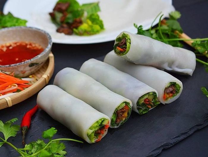  Nếu ăn ở quán, người bán sẽ cuốn sẵn cho bạn. Nhưng nếu làm phở cuốn tại nhà thì khi ăn, bạn chỉ cần trải miếng bánh phở ra đĩa, xếp vào đó các nguyên liệu mình đã chuẩn bị rồi cuộn tròn lại 