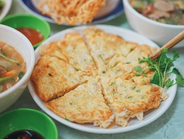  Phở chiên trứng cũng là một biến tấu cực ngon của món phở. Cách làm món này khá đơn giản, sợi phở sẽ được trộn chung với trứng. Sau đổ hỗn hợp trứng phở vừa trộn vào chảo đã nóng dầu, dàn đều hỗn hợp ra khắp lòng chảo cho thành hình tròn và rán vàng hai mặt là được 