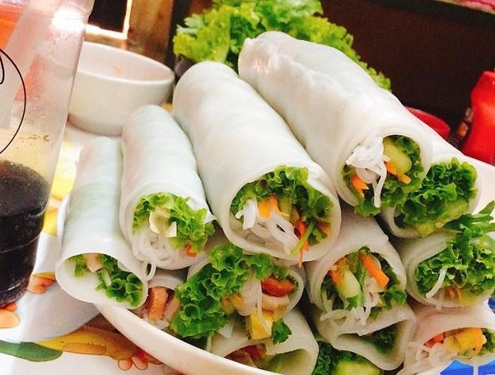  Lúc thưởng thức, bạn chỉ cần chấm cuốn phở với nước chấm chua cay và cảm nhận cái dai dai của bánh phở, vị ngọt của thịt, sự thanh mát của rau xanh, vị chua, cay, mặn của nước mắm... đang tan dần nơi đầu lưỡi 