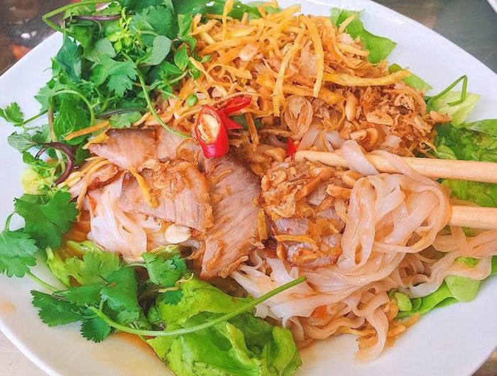  Có thể nói, phần nước dùng chính là "linh hồn" của món ăn. Để có loại nước dùng này, người làm phải đun sôi nước luộc vịt, phi hành thơm, tỏi và cho vào nồi cùng ớt, gừng, cà chua, nước mắm và dấm đường - một loại dấm đặc sản của Lạng Sơn, được làm từ quả chuối chín. Khâu cuối cùng là cho bột năng vào để nước dùng sánh lại 