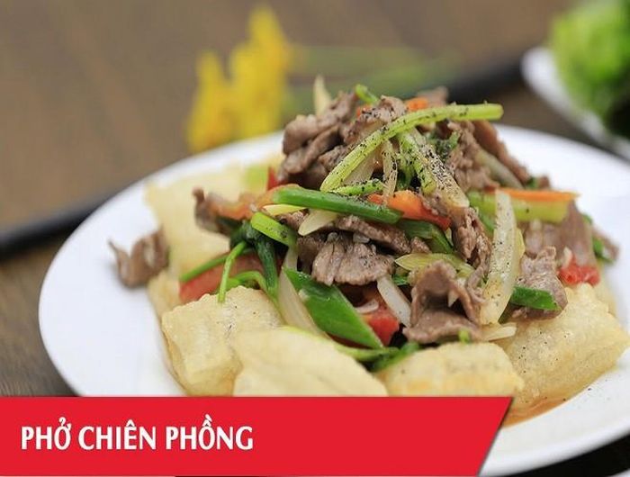 Phở chiên phồng là cái tên khá lạ tai với nhiều du khách nước ngoài khi tới Việt Nam du lịch 