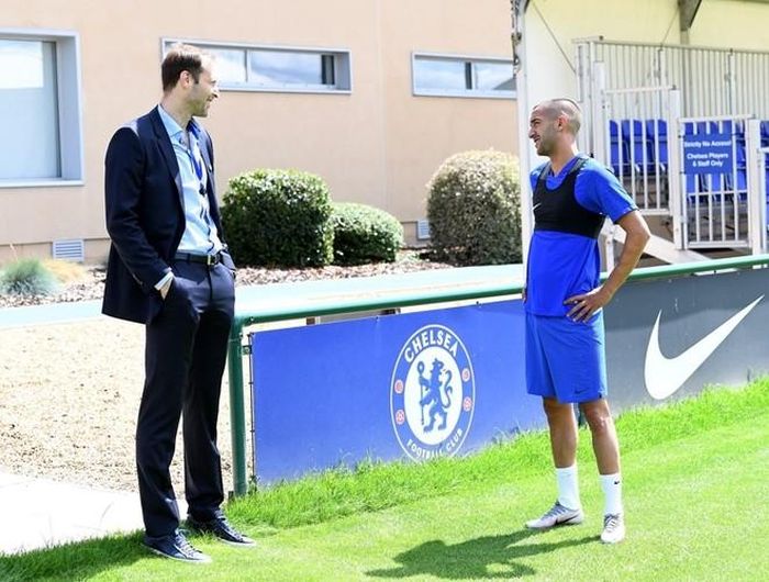  Ziyech trò chuyện với huyền thoại Petr Cech 