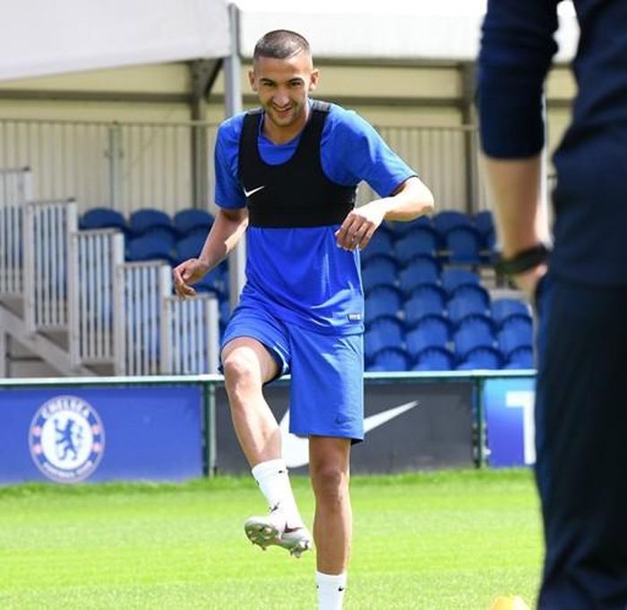  Trong buổi tập này, Ziyech trải qua bài tập nhẹ một mình do toàn đội đang ra sân gặp Sheffield United ở vòng 35 Premier League 