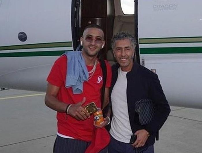  Trước đó 1 ngày, Ziyech đáp chuyến bay sang London để hoàn tất thủ tục gia nhập The Blues 