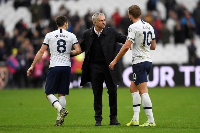 Mourinho đang cố gắng vực dậy tập thể Tottenham rệu rã sau nhiều năm không có danh hiệu. Ảnh: Getty Images.