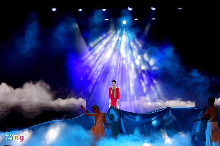  Diva Mỹ Linh trình diễn hai ca khúc Trên đỉnh phù vân và Một thoáng Tây Hồ. Cô cho biết màn biểu diễn khiến cô nhớ về những năm tháng tuổi 20, khi đứng trên sân khấu chương trình Duyên dáng Việt Nam. 