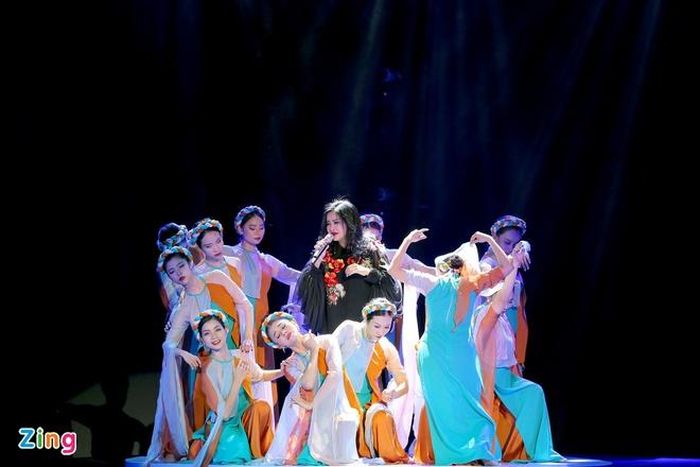  Thanh Lam đơn ca liên khúc Hồ trên núi, Chảy đi sông ơi và Không thể và có thể. Màn trình diễn của nữ ca sĩ khiến người xem vô cùng đã tai. Những nốt cao được thể hiện trọn vẹn, không chênh phô. Diva cũng truyền tải đa dạng cảm xúc qua các ca khúc, lúc nhẹ nhàng thủ thỉ, lúc mãnh liệt sôi động như cách vận hành của "một dòng sông". 
