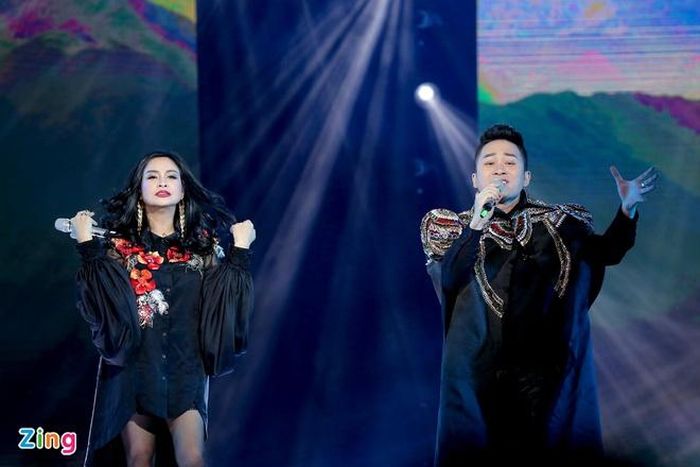  Sau liên khúc của Thanh Lam, Tùng Dương bất ngờ đi từ dưới chỗ ghế ngồi khán giả. Hai ca sĩ hòa giọng trong ca khúc Huyền thoại hồ Núi Cốc. Đều là những diva, divo với kỹ thuật điêu luyện, cặp nghệ sĩ khéo léo tương trợ, người trầm, người bổng, đưa đến trải nghiệm tuyệt vời cho người nghe. 
