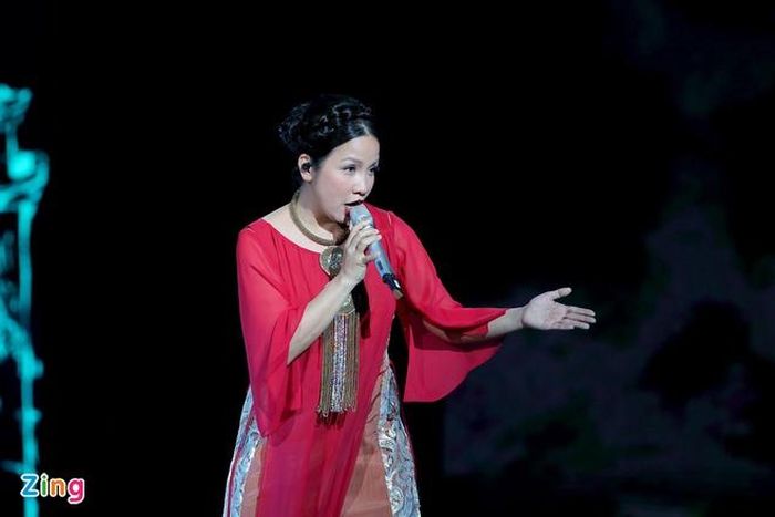  Đêm diễn là lần đầu Mỹ Linh thử sức với ca khúc Một thoáng Tây Hồ. Nữ ca sĩ kể rằng khi tập luyện, Tùng Dương đánh giá giọng ca hát hay nhưng "nhạt". Vì vậy, trong lúc vào viện thăm nhạc sĩ Phó Đức Phương, Mỹ Linh đã được chủ nhân ca khúc thị phạm trong vòng hơn 40 phút. Màn thể hiện của Mỹ Linh nhận được tràng pháo tay ủng hộ của cả nhà hát. 