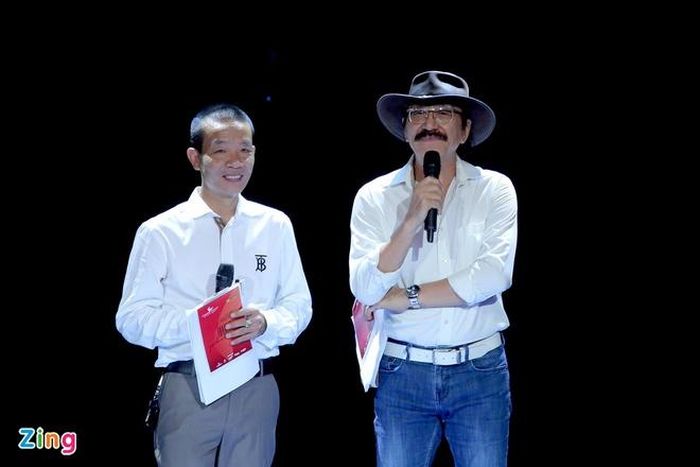  Nhạc sĩ Nguyễn Cường và nhà thơ Nguyễn Vĩnh Tiến đảm nhận phần dẫn truyện. Họ kể cho khán giả nghe về những ca khúc của Phó Đức Phương từng là động lực chiến đấu cho các chiến sĩ ở chiến trường miền Nam những năm tháng chống Mỹ. Đặc biệt, Nguyễn Cường còn hài hước nhận xét về ông bạn thân: "Nói cái gì cũng mang điệu dân ca chứ không chỉ riêng một làn nắng". 