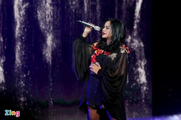  Phải nói, sự xuất hiện của diva Thanh Lam khiến cả hội trường bùng nổ. Phong cách biểu diễn sôi động cùng giai điệu của Hồ trên núi làm nóng bầu không khí trong nhà hát. Nữ ca sĩ làm chủ sân khấu, liên tục nhún nhảy theo điệu nhạc. 