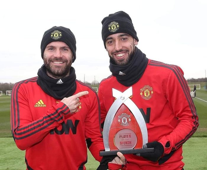  Không chỉ vậy, Fernandes cũng thâu tóm danh hiệu "Cầu thủ hay nhất tháng của Man United" do người hâm mộ "Quỷ đỏ" bầu chọn 2 lần liên tiếp. 