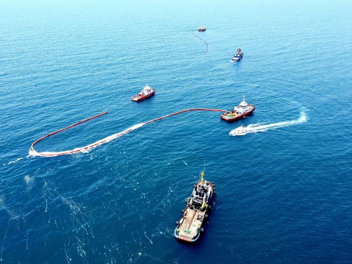 Sau khi thực hiện thả phao quây dầu, lực lượng ứng cứu thực hiện thu gom dầu bằng thiết bị Oil Skimmer vào các bể chứa dầu tạm. Tàu lai dắt làm nhiệm vụ đưa tàu dầu ra khỏi khu vực sự cố. 