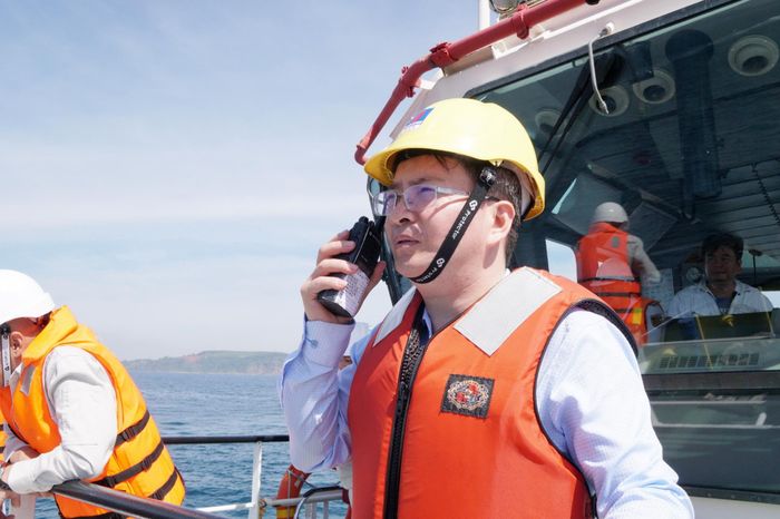 Ông Khương Lê Thành, Thành viên HĐQT BSR chỉ huy công tác diễn tập qua bộ đàm. Ông đánh giá buổi diễn tập đã nâng cao nhận thức, năng lực chỉ đạo, điều hành, phối hợp trong công tác ứng phó sự cố chữa cháy, tràn dầu; tăng cường kỹ năng, khả năng cơ động, chủ động, chuyên nghiệp cho các lực lượng tham gia ứng cứu.