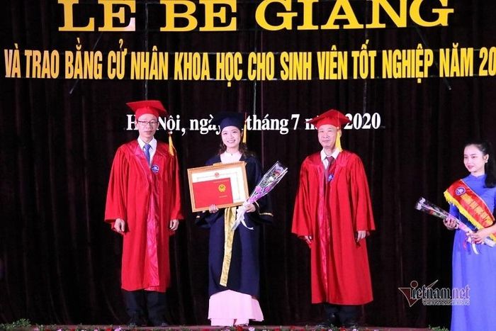 Hiệu trưởng Nguyễn Văn Minh và Chủ tịch Hội đồng trường Đỗ Việt Hùng trao bằng tốt nghiệp cho tân cử nhân.