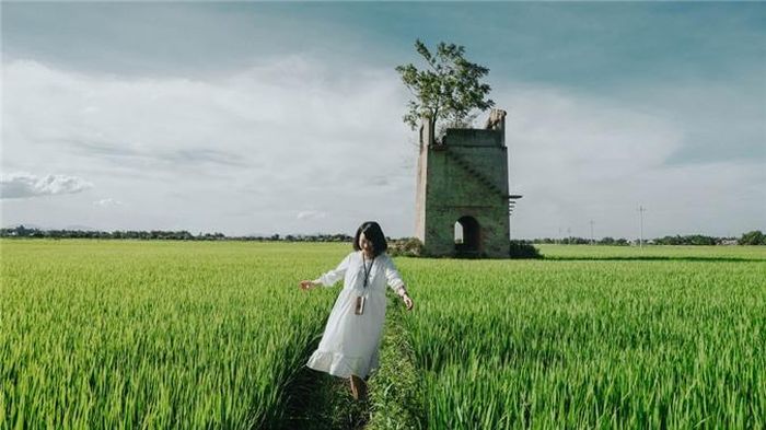 Tò mò vềlò gạch bỏ hoang, điểm check-in mới nổi của giới trẻ, mình đã lái xe tới đây. Bạn có thể tìm đường bằng điện thoại với điểm đến trên bản đồ là lò gạch cũ Duy Vinh. Qua cầu Câu Lâu, cách điểm đến khoảng 2 km, bạn sẽ thấy một lò gạch nằm bên phải giữa cánh đồng bao la. Theo mình, điểm check-in này đẹp hơn lò gạch bỏ hoang được giới trẻ yêu thích.