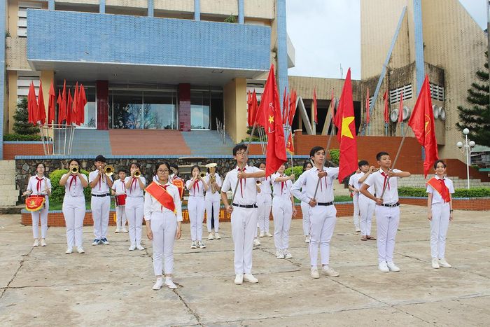 Đội nghi lễ của của Trung tâm Hoạt động Thanh Thiếu nhi tỉnh với thành viên nòng cốt là học sinh Trường THCS Nguyễn Du (TP. Pleiku) đã giúp đội viên rèn luyện tác phong, ý thức kỷ luật. Ảnh: Phan Lài