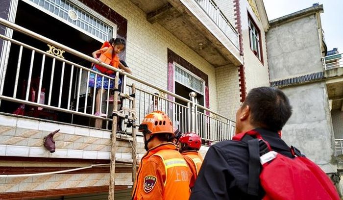 Nhà cửa, trường học và bệnh xá của làng bị nhấn chìm trong nước. Ảnh SCMP. 