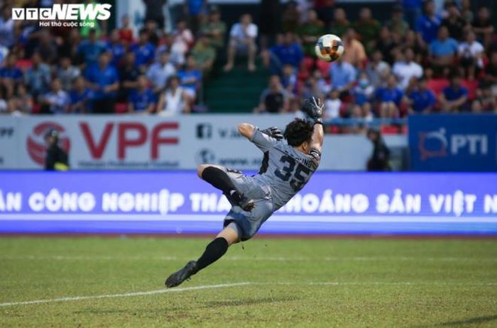 Những cú sút vượt tầm với Tiến Dũng của tiền đạo Than Quảng Ninh cũng không đưa bóng đi trúng khung thành. (Ảnh: Hồng Nam)